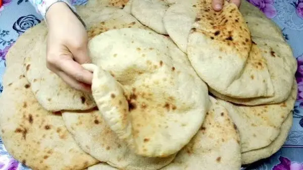 ​أكدت وزارة التموين والتجارة الداخلية التزام الدولة الكامل باستمرار دعم الخبز البلدي، معلنةً ثبات سعر رغيف الخبز المدعم للمواطنين عند 20 قرشًا دون أي زيادة. يأتي هذا القرار حسمًا للجدل المُثار مؤخرًا، ورغم اعتماد الوزارة تكلفة إنتاج جديدة لتغطي الارتفاعات الأخيرة في أسعار مستلزمات الإنتاج ومدخلاته التي يتحملها أصحاب المخابز.