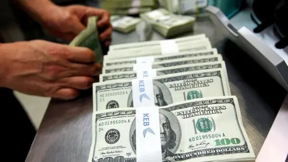 ​استقرت أسعار الدولار مقابل الجنيه المصري في مستهل تعاملات اليوم الأربعاء 19 أغسطس 2026، حافظةً على المكاسب والارتفاعات التي سجلتها بنهاية تعاملات أمس الثلاثاء في أغلب البنوك العاملة في مصر. وأظهرت شاشات التداول اللحظية تجاوز متوسط سعر بيع العملة الخضراء حاجز الـ 50.50 جنيه، في إشارة لإضرابات الصرف وتواصل التحركات الصعودية للأخضر أمام العملة المحلية.