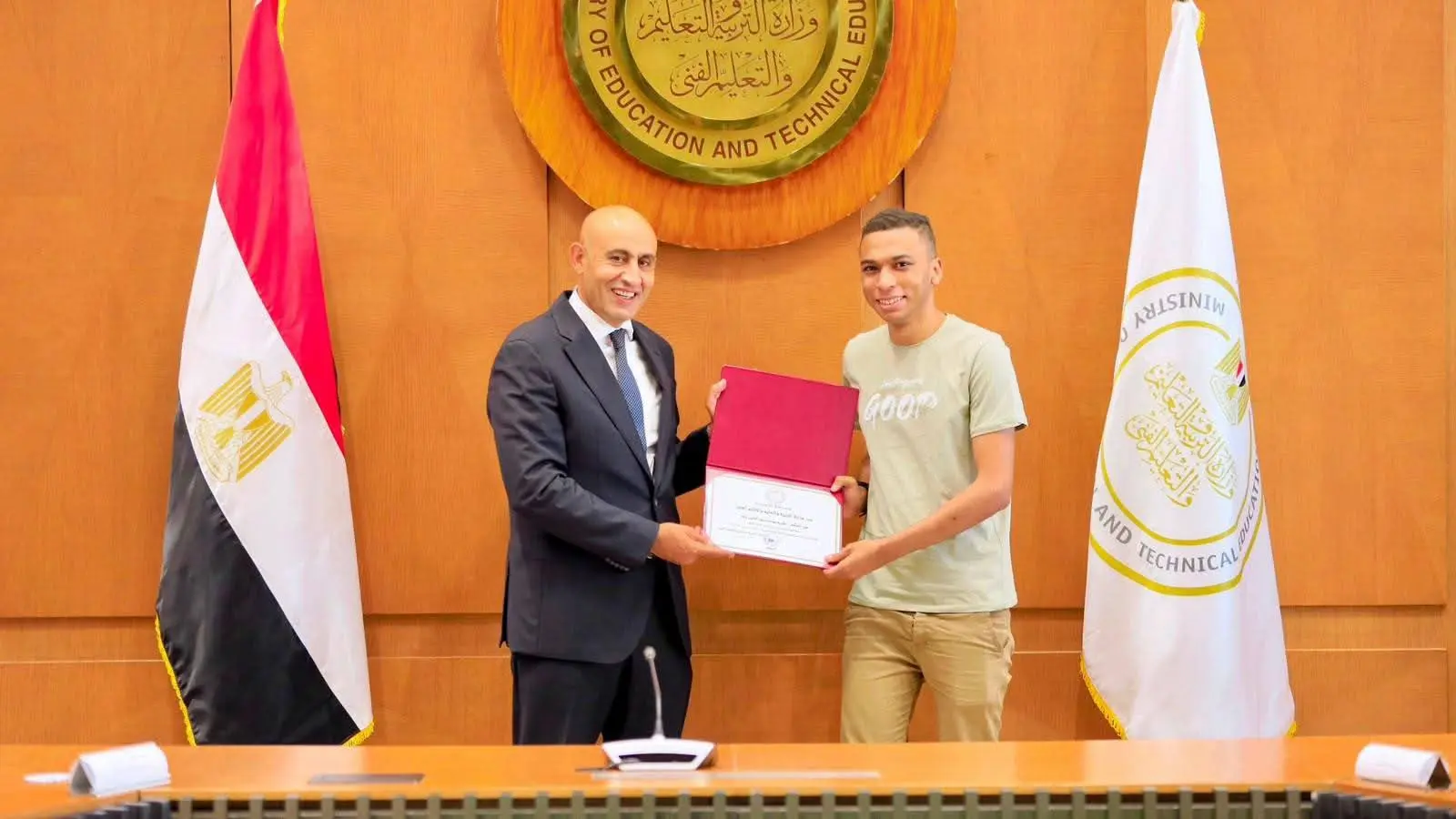 وزير التعليم يكرم أوائل الثانوية العامة 2026: أنتم فخر مصر.. والتفوق بداية طريق النجاح - 1000773550