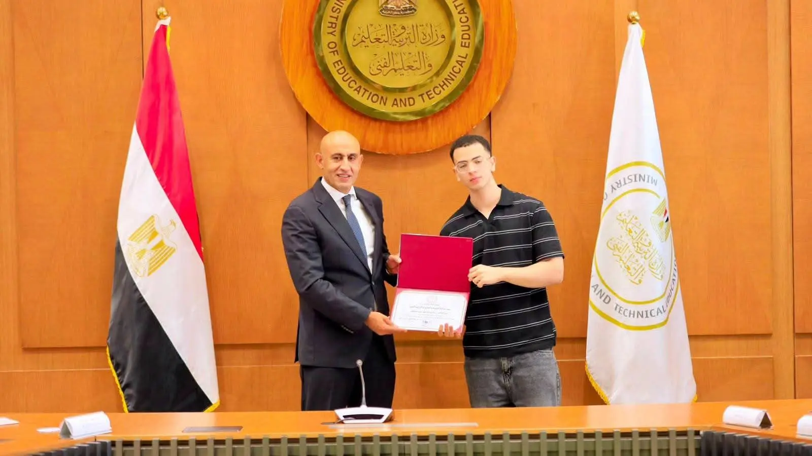 وزير التعليم يكرم أوائل الثانوية العامة 2026: أنتم فخر مصر.. والتفوق بداية طريق النجاح - 1000773556