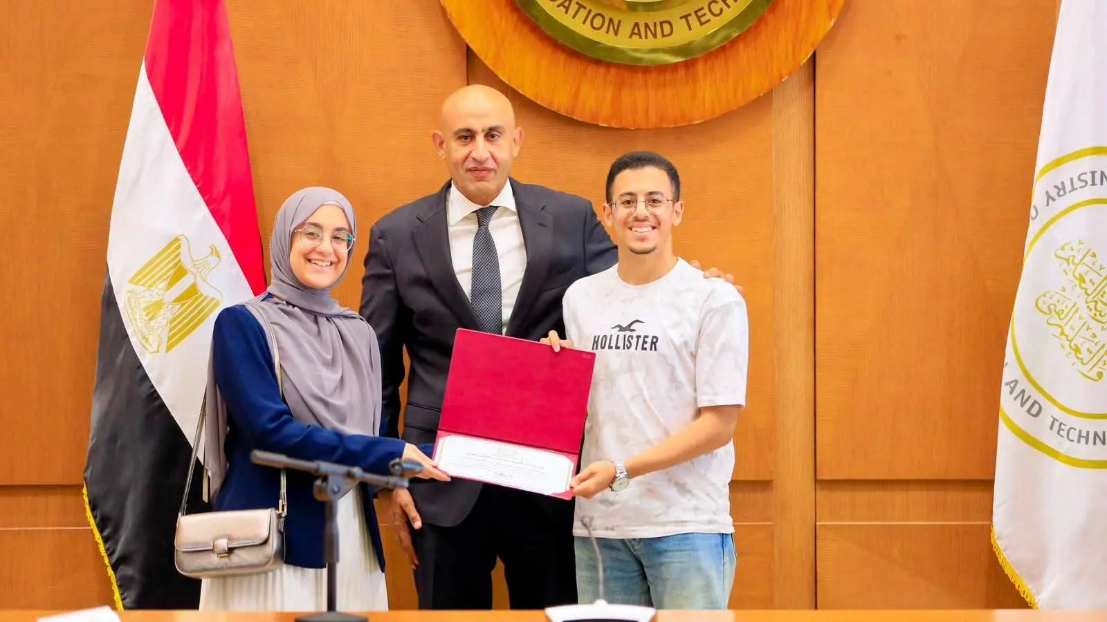 وزير التعليم يكرم أوائل الثانوية العامة 2026: أنتم فخر مصر.. والتفوق بداية طريق النجاح - 1000773560