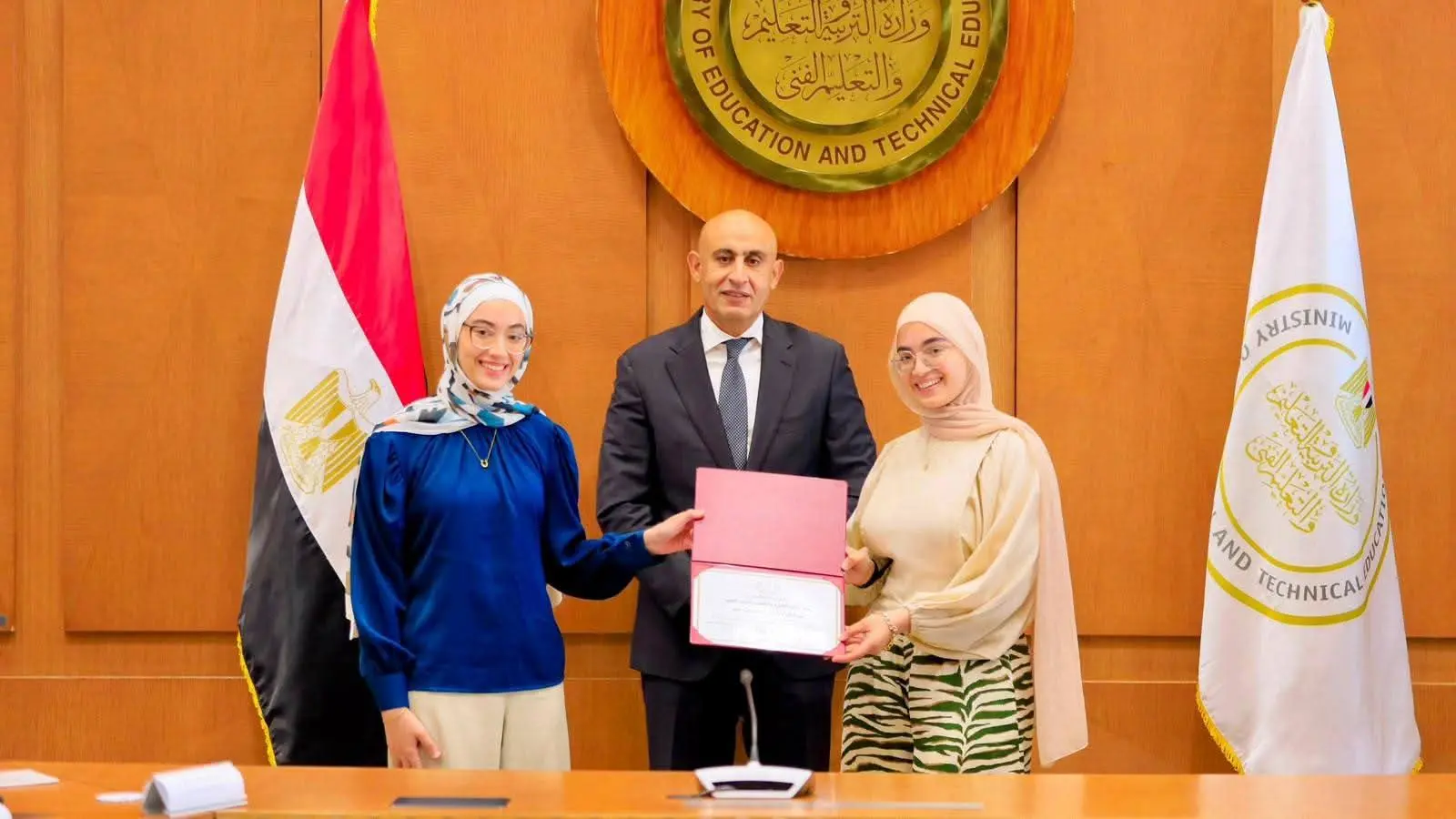وزير التعليم يكرم أوائل الثانوية العامة 2026: أنتم فخر مصر.. والتفوق بداية طريق النجاح