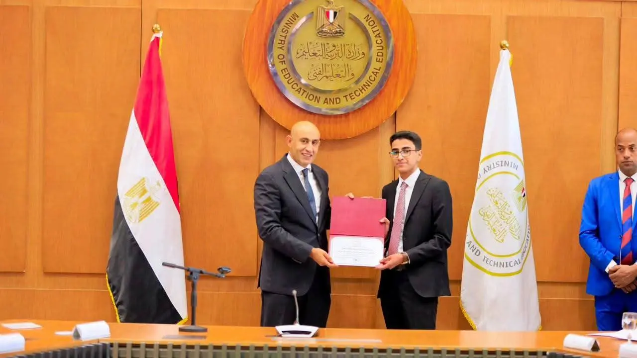 وزير التعليم يكرم أوائل الثانوية العامة 2026: أنتم فخر مصر.. والتفوق بداية طريق النجاح - 1000773564