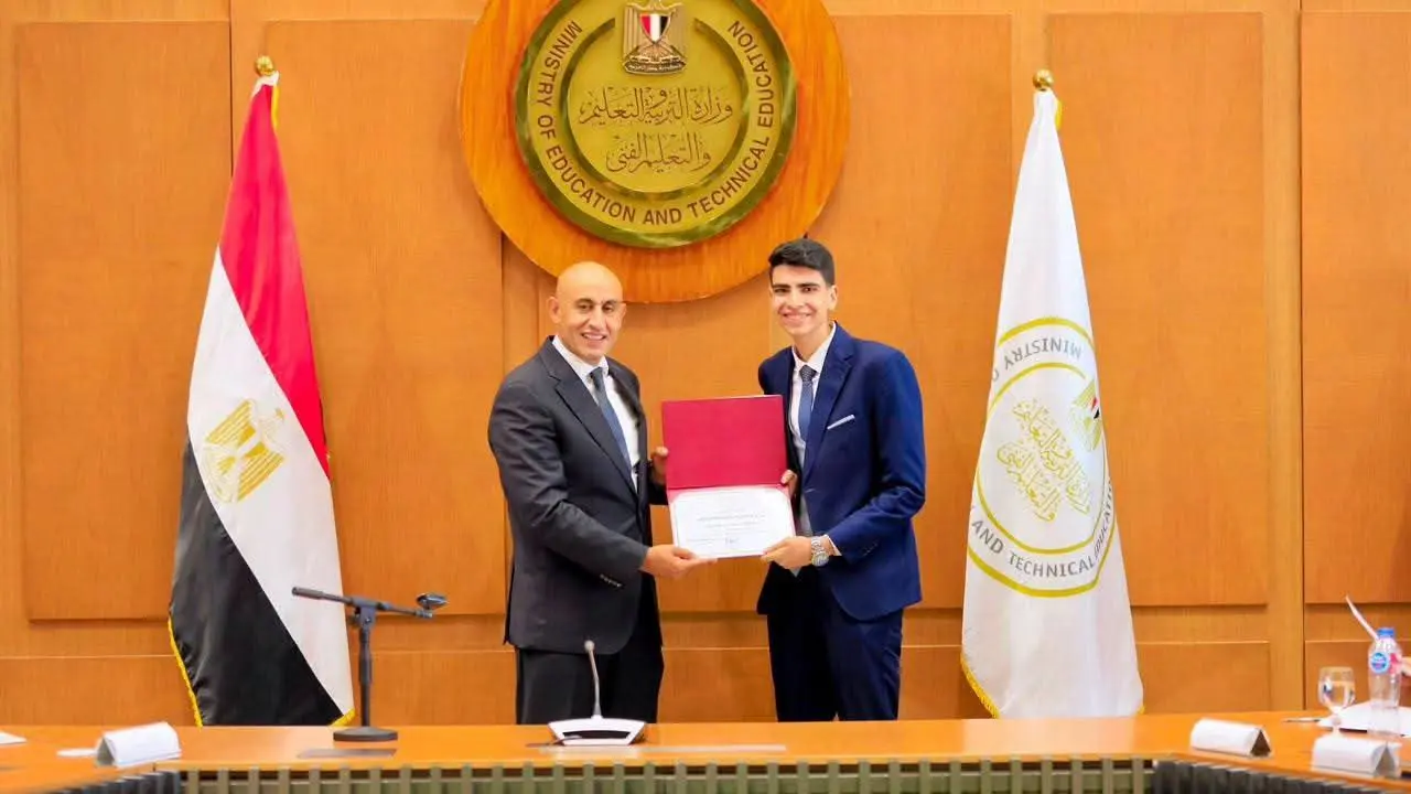وزير التعليم يكرم أوائل الثانوية العامة 2026: أنتم فخر مصر.. والتفوق بداية طريق النجاح - 1000773565