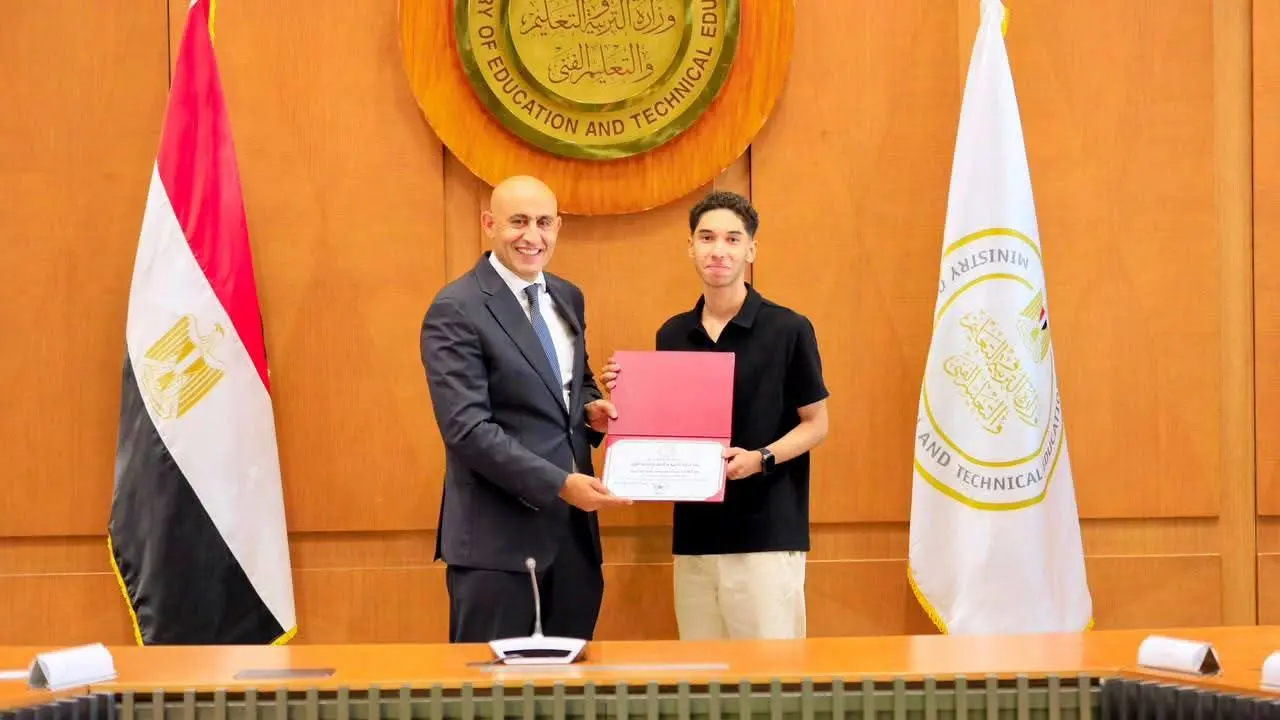وزير التعليم يكرم أوائل الثانوية العامة 2026: أنتم فخر مصر.. والتفوق بداية طريق النجاح - 1000773571