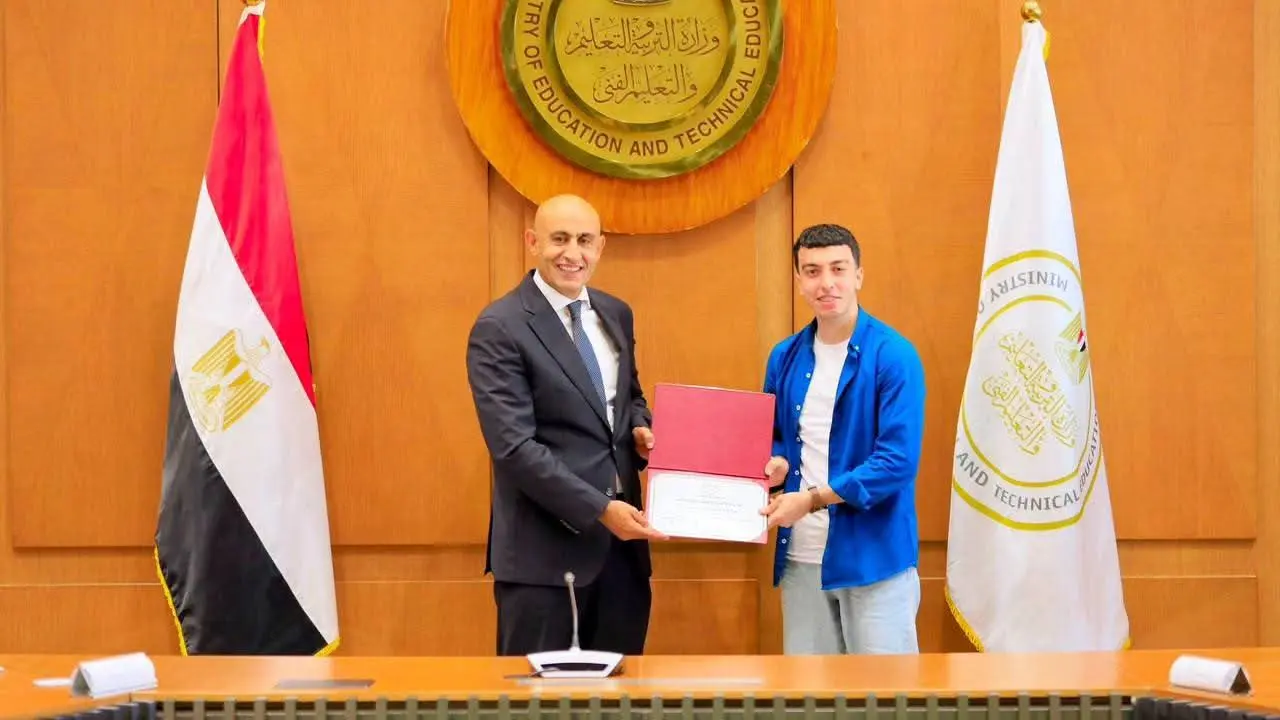 وزير التعليم يكرم أوائل الثانوية العامة 2026: أنتم فخر مصر.. والتفوق بداية طريق النجاح - 1000773572