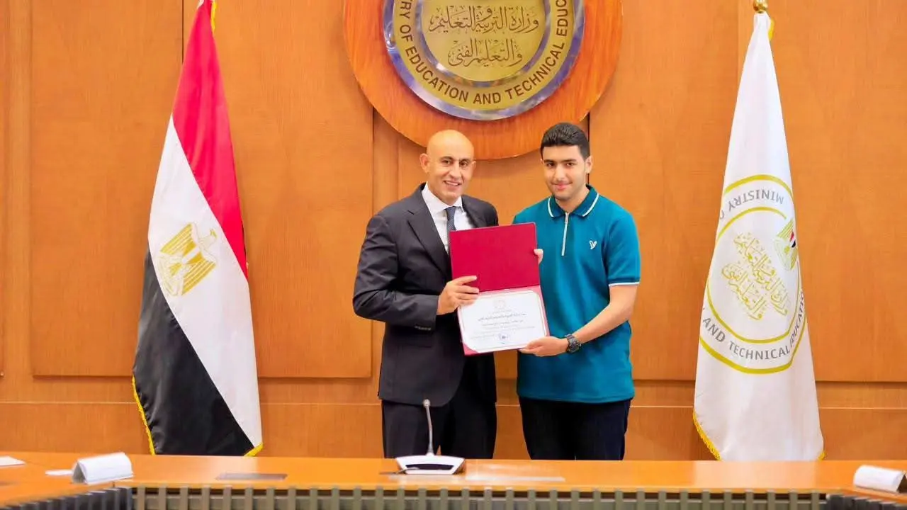 وزير التعليم يكرم أوائل الثانوية العامة 2026: أنتم فخر مصر.. والتفوق بداية طريق النجاح - 1000773574