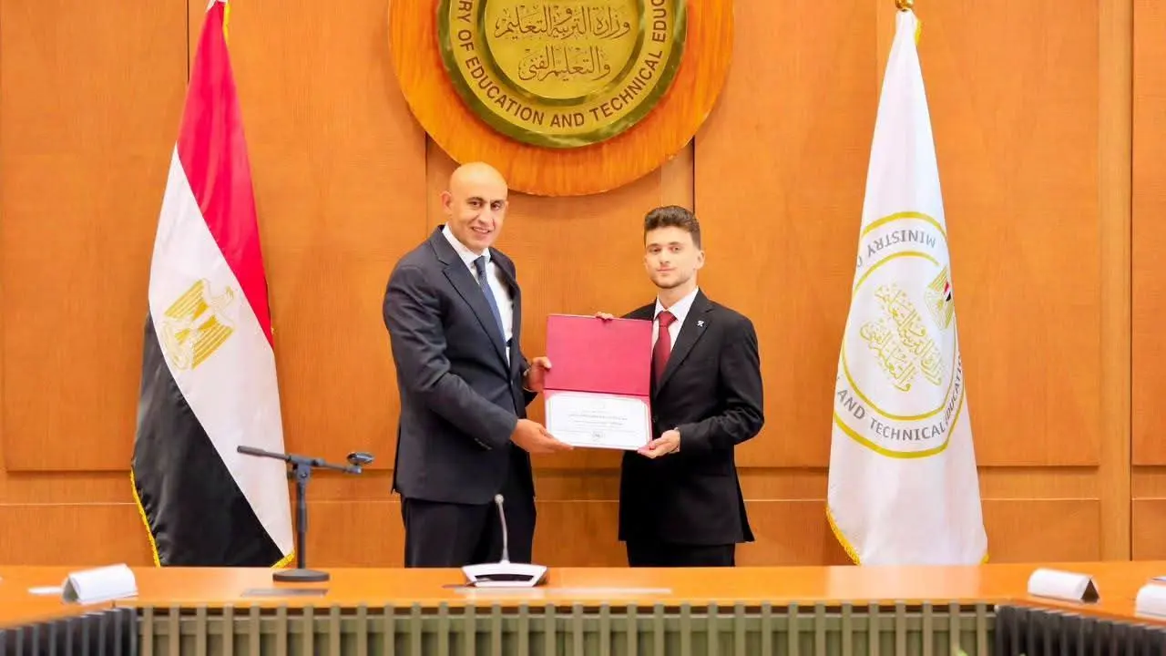 وزير التعليم يكرم أوائل الثانوية العامة 2026: أنتم فخر مصر.. والتفوق بداية طريق النجاح - 1000773576