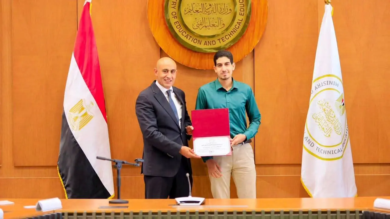 وزير التعليم يكرم أوائل الثانوية العامة 2026: أنتم فخر مصر.. والتفوق بداية طريق النجاح - 1000773577