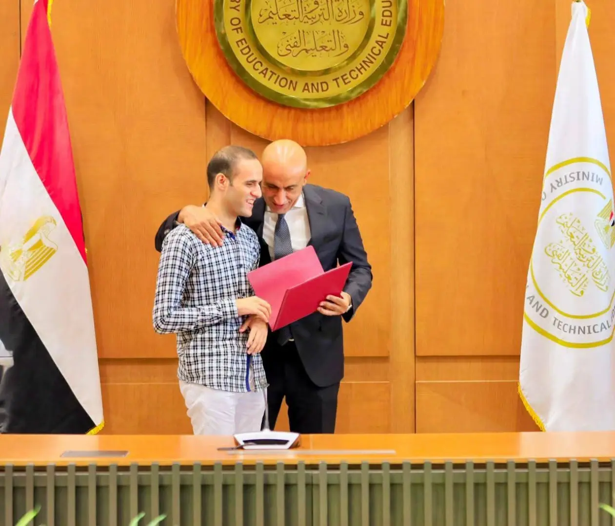 وزير التعليم يكرم أوائل الثانوية العامة 2026: أنتم فخر مصر.. والتفوق بداية طريق النجاح - 1000773585