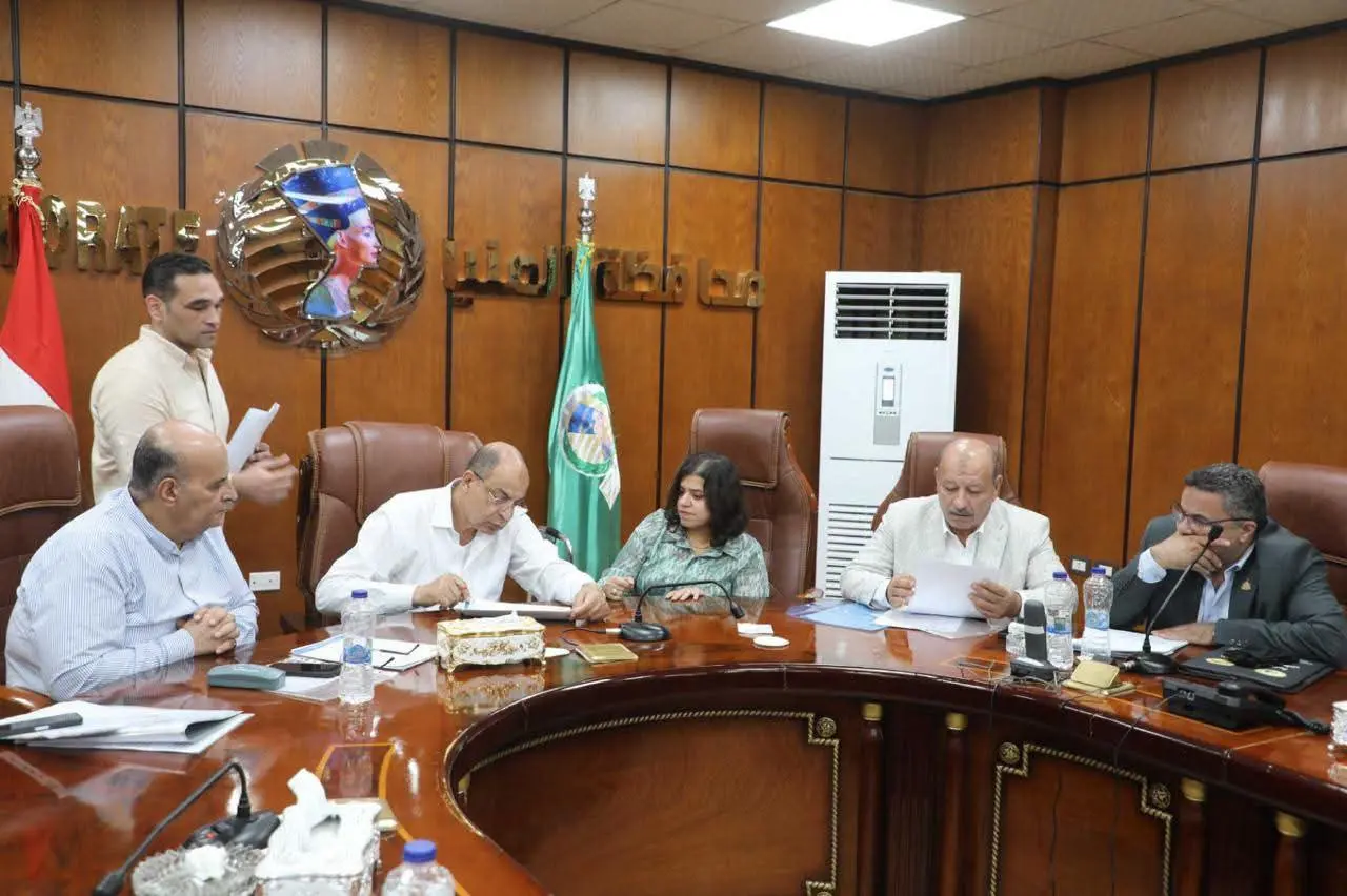 محافظ المنيا يعلن إطلاق مبادرة للتوعية بقانون التصالح خلال لقائه بأعضاء البرلمان