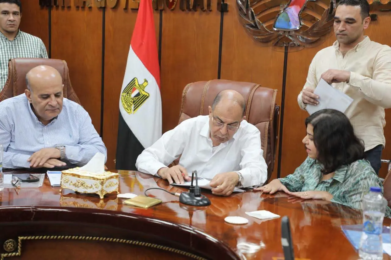 محافظ المنيا يعلن إطلاق مبادرة للتوعية بقانون التصالح خلال لقائه بأعضاء البرلمان