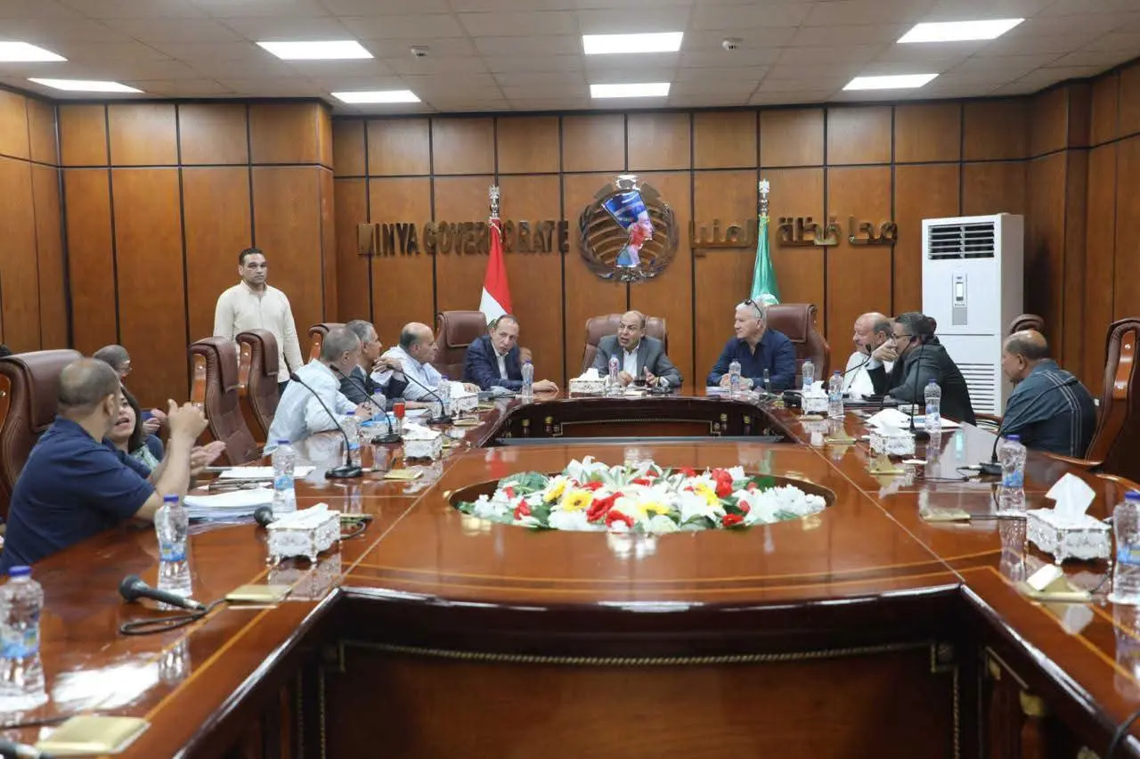 محافظ المنيا يعلن إطلاق مبادرة للتوعية بقانون التصالح خلال لقائه بأعضاء البرلمان