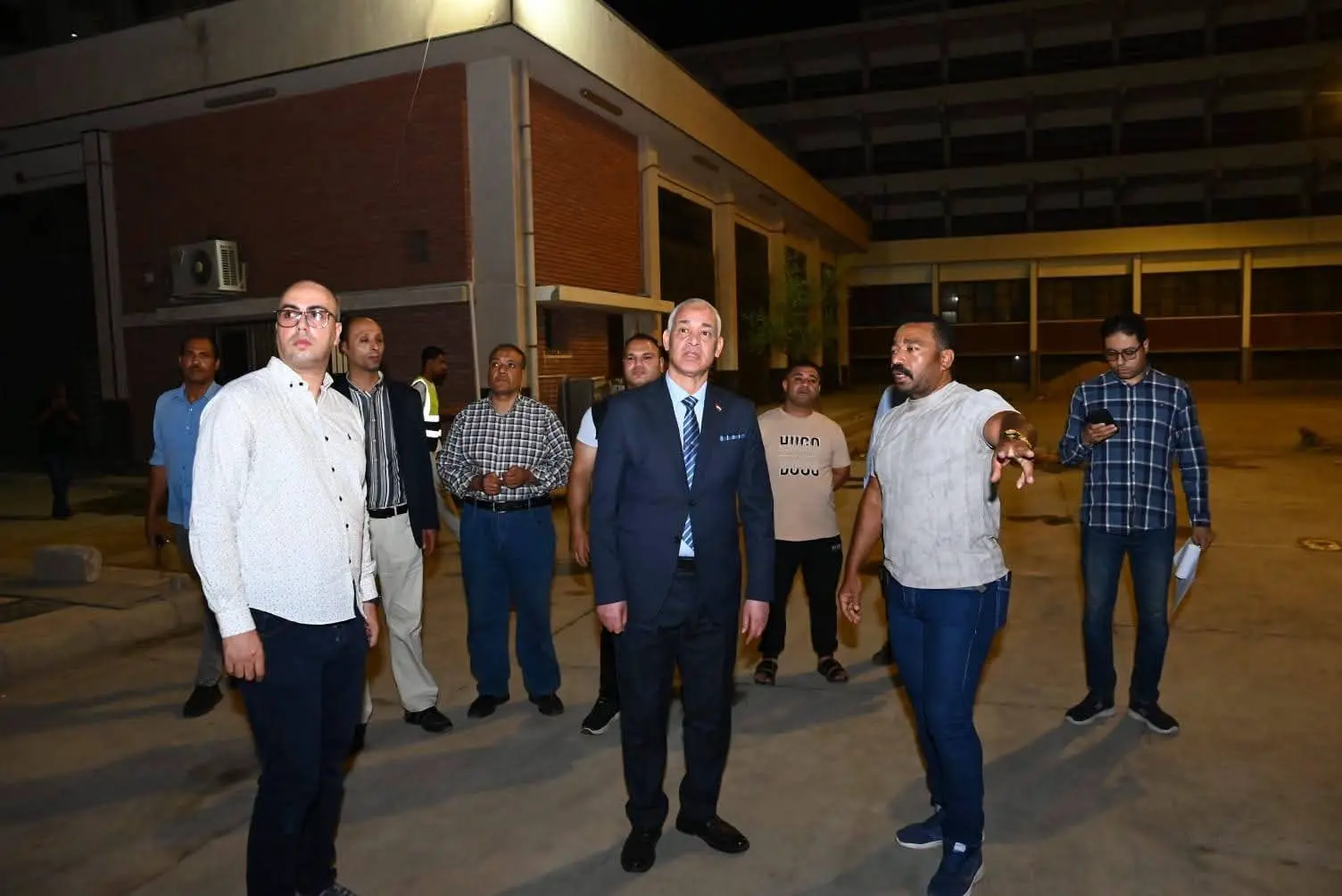 جولة مفاجئة لرئيس جامعة أسيوط داخل مستشفى الإصابات والطوارئ لمتابعة خطط التطوير