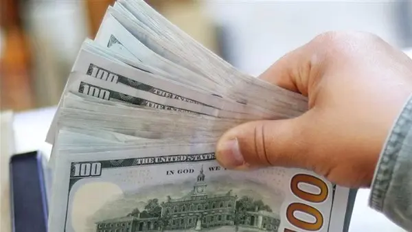 شهد سعر الدولار اليوم السبت 22 أغسطس 2026 استقراراً ملحوظاً في بداية التعاملات الصباحية داخل القطاع المصرفي المصري، وذلك لليوم الثاني على التوالي. وجاء هذا الثبات في أعقاب آخر تداول للعملة الأمريكية يوم الخميس الماضي، بالتزامن مع قرار البنك المركزي المصري الأخير بتثبيت أسعار الفائدة الرئيسية، مما أسهم في حفظ توازن سوق الصرف الرسمية.