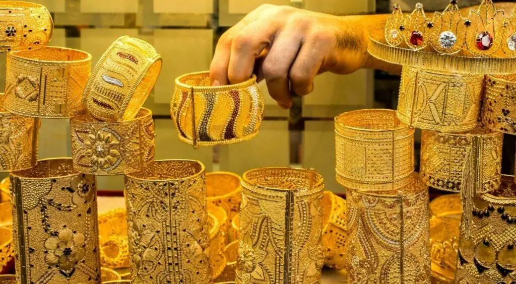 شهدت أسعار الذهب اليوم السبت 22 أغسطس 2026 تحركات جديدة داخل محلات الصاغة والأسواق المصرية، حيث صعدت الأعيرة الذهبية بقيمة 25 جنيهاً إضافية مع منتصف التعاملات، بعد حالة من الثبات المؤقت أظهرتها الأسواق في ساعات الصباح الأولى. ويأتي هذا الارتفاع استكمالاً لموجة الصعود التي سجلها المعدن الأصفر أمس الجمعة بزيادة قدرها 15 جنيهاً، ليتجه الذهب نحو تحقيق ثالث مكسب أسبوعي له على التوالي.