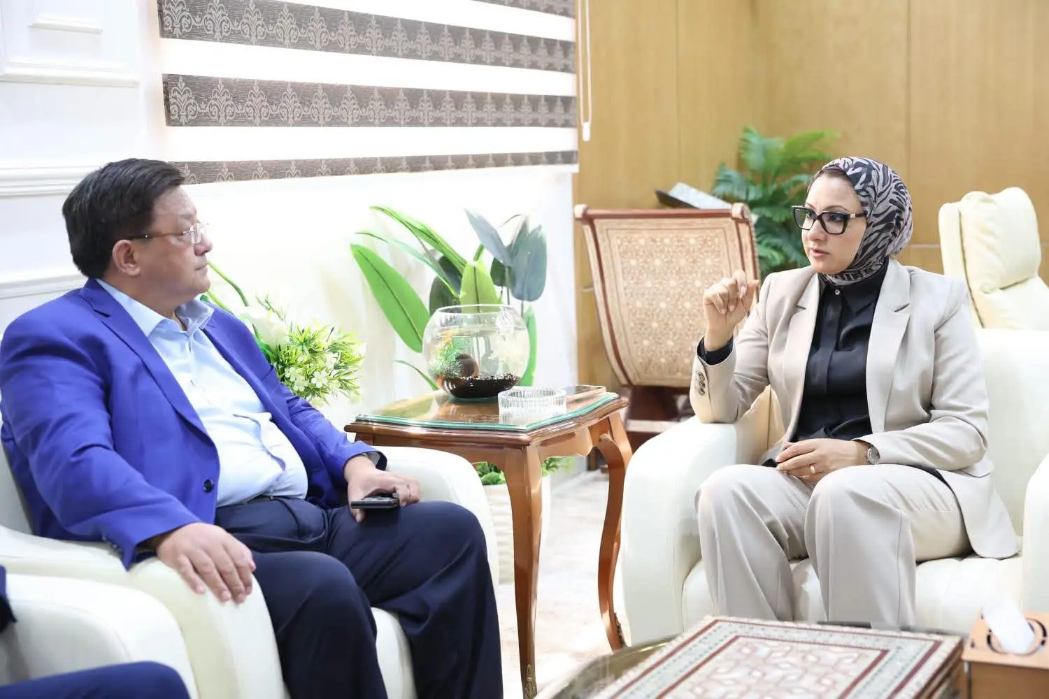 محافظ الوادي الجديد تبحث مع مستثمرين صينيين استصلاح 1000 فدان لزراعة القمح والذرة