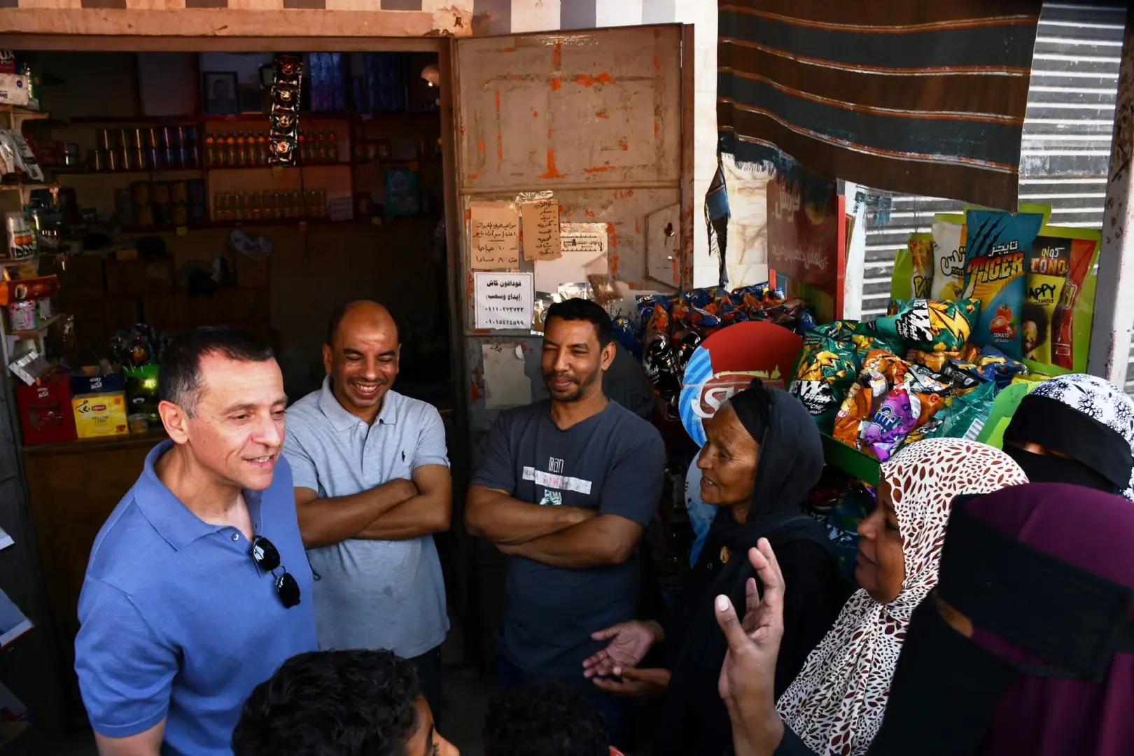 «الشارع يتكلم».. محافظ أسوان ينقل مطالب أهالي خور عواضة من الأرصفة إلى قرارات التنفيذ