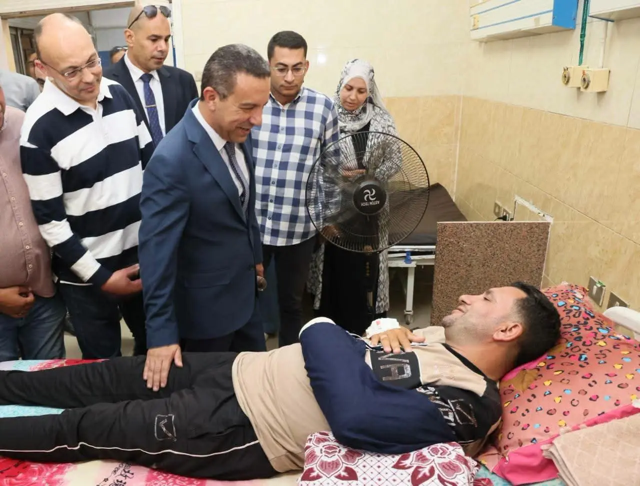 محافظ المنوفية يزور نائب رئيس حي شرق بعد إصابته أثناء التصدي لمخالفة بناء