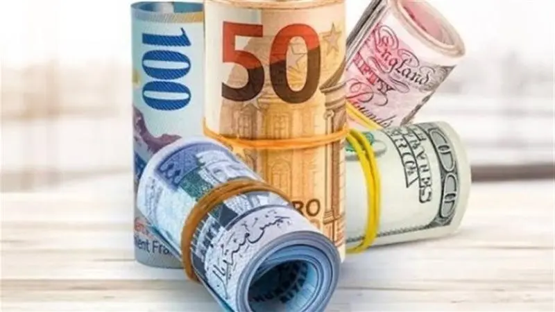 ​شهدت أسعار العملات اليوم في مصر حالة من الاستقرار والهدوء النسبي أمام الجنيه المصري خلال التعاملات الصباحية، وفقاً لما رصده برنامج «صباح البلد» المذاع على قناة «صدى البلد»، وسط متابعة دقيقة ومستمرة من جانب المستثمرين والمواطنين لتحركات سوق الصرف المحلي والتطورات الاقتصادية العالمية.