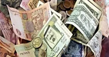 ​شهدت أسعار العملات اليوم في مصر حالة من الاستقرار والهدوء النسبي أمام الجنيه المصري خلال التعاملات الصباحية، وفقاً لما رصده برنامج «صباح البلد» المذاع على قناة «صدى البلد»، وسط متابعة دقيقة ومستمرة من جانب المستثمرين والمواطنين لتحركات سوق الصرف المحلي والتطورات الاقتصادية العالمية.