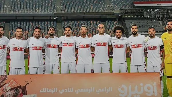 موعد مباراة الزمالك والبنك الأهلي القادمة في الدوري المصري الممتاز والقنوات الناقلة القاهرة — يترقب عشاق الكرة المصرية مواجهة قوية تجمع بين الفريق الأول لكرة القدم بنادي الزمالك ونظيره البنك الأهلي، وذلك ضمن منافسات الجولة الثانية من مسابقة الدوري المصري الممتاز. تأتي هذه المواجهة المرتقبة وسط تطلعات كبيرة من كِلا الفريقين لتدارك التعثر في الجولة الأولى، واستعادة نغمة الانتصارات سريعة لضمان المنافسة على مراكز المقدمة منذ البداية. تفاصيل موعد مباراة الزمالك والبنك الأهلي الملعب والانطلاق من المقرر أن تحتضن أرضية استاد القاهرة الدولي القمة الكروية بين الزمالك والبنك الأهلي، مساء غدٍ الأربعاء الموافق 26 أغسطس. توقيت المباراة: تنطلق صافرة البداية في تمام الساعة الثامنة مساءً (8:00 مساءً) بتوقيت القاهرة. الملعب: استاد القاهرة الدولي. البث الفضائي: تُنقل المباراة عبر شبكة قنوات أون تايم سبورتس (OnTime Sports) الناقل الحصري للبطولات المحلية المصرية. الزمالك يرفع شعار «لا بديل عن الفوز» بعد تعادل الجولة الأولى يدخل الفارس الأبيض اللقاء وعينه على اقتناص النقاط الثلاث الأولى له هذا الموسم، وذلك عقب سقوطه في فخ التعادل السلبي أمام نظيره الاتحاد السكندري على استاد القاهرة في افتتاحية مشواره بالدوري. وكانت مواجهة الاتحاد قد شهدت محاولات هجومية مكثفة، أبرزها رأسية خطيرة للمهاجم ناصر منسي، إلى جانب تألق لافت من الظهير الأيمن عمر جابر الذي توج بلقب أفضل لاعب في المباراة. وبتلك النتيجة، حصد الزمالك نقطته الأولى ليحتل المركز الثالث مؤقتًا في جدول الترتيب. لفتة طيبة تجاه الجماهير: شهدت مواجهة الجولة الأولى قيام لاعبي الزمالك بإهداء قميصين يحملان الرقم «1» للمشجعين قبل انطلاق الإحماء، وذلك بعد قرار إدارة النادي بحجب الرقم 1 رسميًا وتخصيصه للجماهير؛ تقديرًا لدورهم البارز ودعمهم المتواصل للفريق. البنك الأهلي يبحث عن تصحيح المسار وتعويض الخسارة على الجانب الآخر، يمر فريق البنك الأهلي بظروف مشابهة، حيث يسعى جاهدا لتعويض جماهيره وتصحيح المسار سريعًا بعد الهزيمة المفاجئة التي تلقاها في الجولة الأولى أمام أبو قير للأسمدة بهدف نظيف دون رد. ويمتلك البنك الأهلي طموحات كبيرة للتربص بالزمالك واستغلال الضغوطات الواقعة على المنافس، بهدف تحقيق مفاجأة والخروج بأول نتيجة إيجابية تُعيده إلى السكة الصحيحة في منافسات الدوري الممتاز.