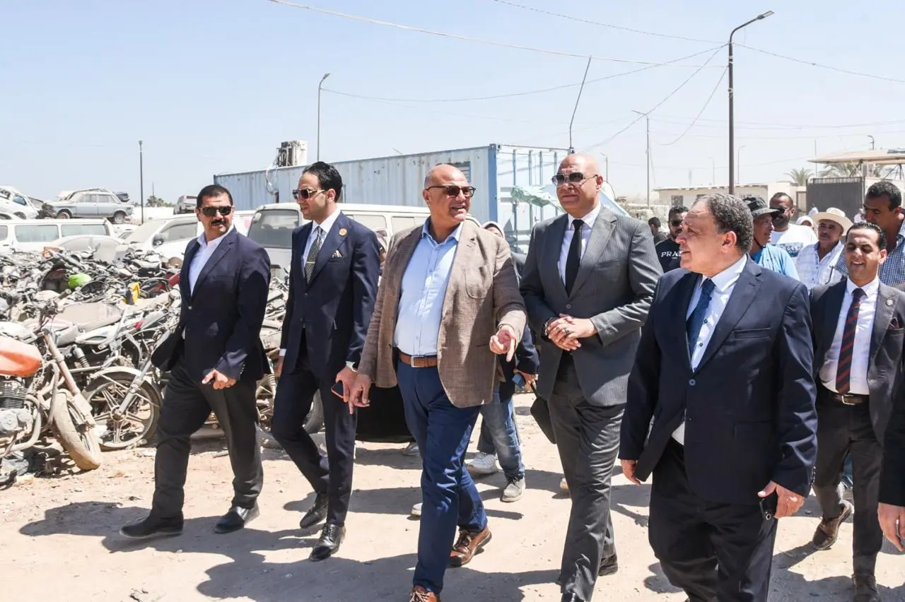 أجرى المهندس أيمن عطية، محافظ الإسكندرية، والمستشار ياسر حسين، رئيس الاستئناف مدير النيابات ورئيس اللجنة المشكلة، اليوم، زيارة ميدانية إلى ساحة التحفظ على المركبات بمنطقة البتروكيماويات، الكائنة بمنطقة العامرية وتبلغ مساحتها أكثر من اثني عشر فدانًا، وتتمتع بموقع حيوي واستراتيجي، بما يعزز من أهمية سرعة إخلائها وإعادة توظيفها في الأغراض المخصصة لها.