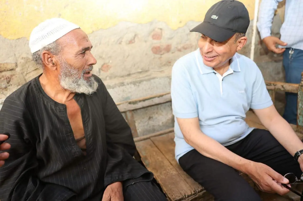 محافظ المنيا يرافق مُسنًا إلى منزله ويوجه بدعم أسرته