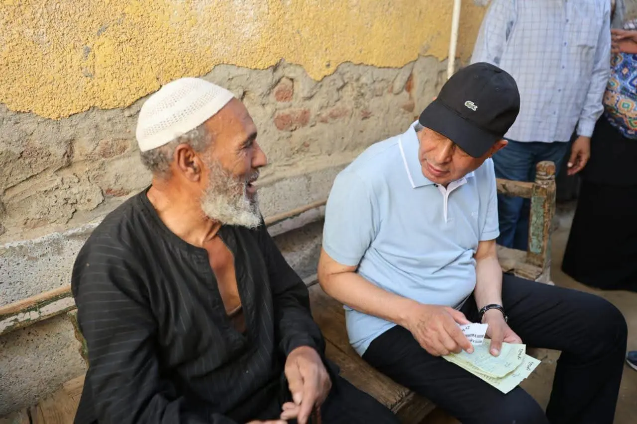 محافظ المنيا يرافق مُسنًا إلى منزله ويوجه بدعم أسرته