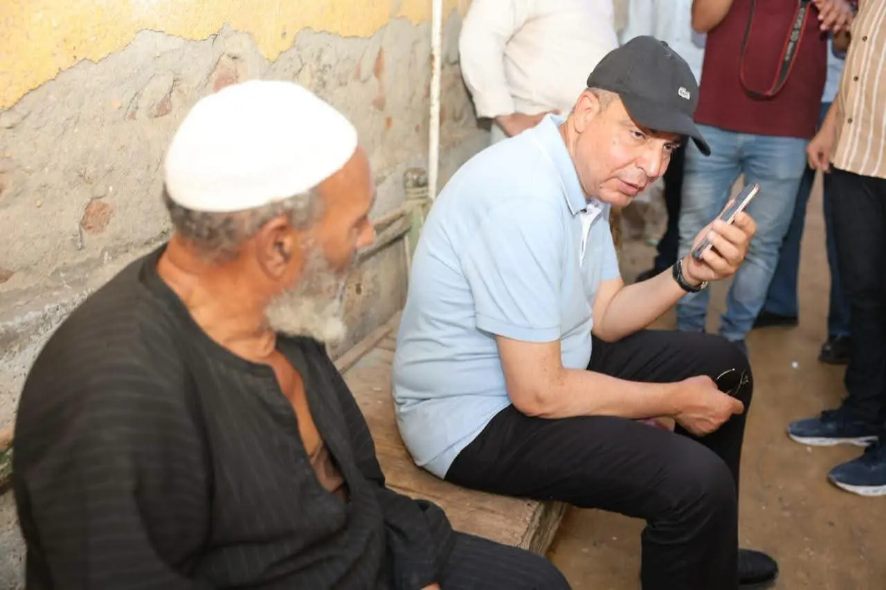 محافظ المنيا يرافق مُسنًا إلى منزله ويوجه بدعم أسرته