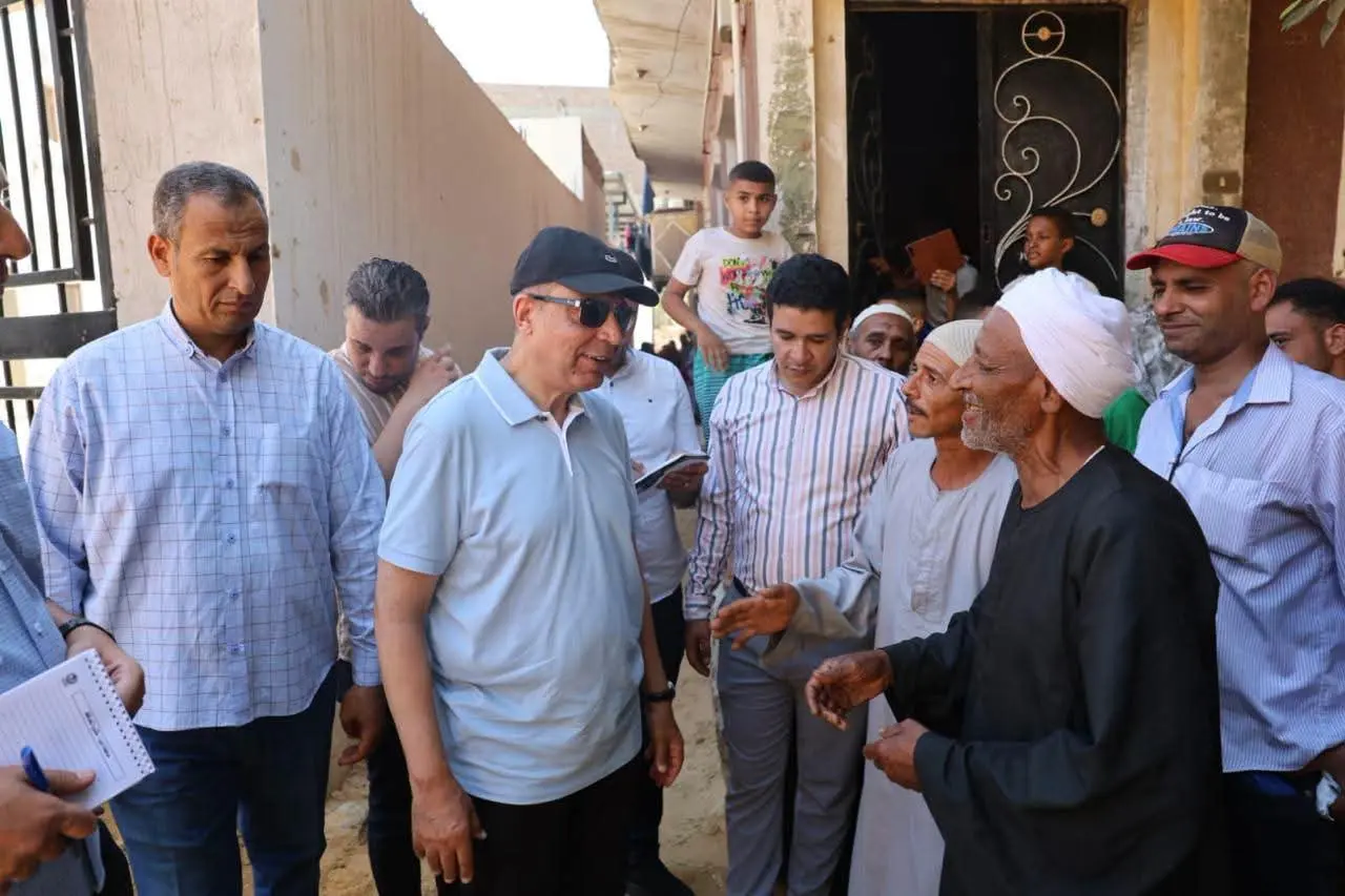 محافظ المنيا يرافق مُسنًا إلى منزله ويوجه بدعم أسرته