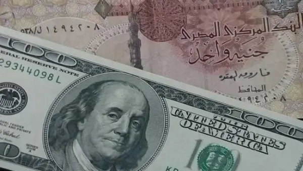 ​شهدت أسعار الدولار الأمريكي مقابل الجنيه المصري استقراراً ملحوظاً مع بداية التعاملات الصباحية اليوم الأربعاء 26 أغسطس 2026، حيث حافظت العملة الخضراء على المستويات ذاتها التي سجلتها في ختام تعاملات يوم أمس الثلاثاء، وسط حالة من الهدوء والترقب في حركة التداولات المصرفية.