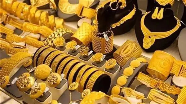 ​سجلت أسعار الذهب في السوق المحلي استقراراً ملحوظاً مع مستهل التعاملات الصباحية اليوم الأربعاء 26 أغسطس 2026، وذلك عقب موجة من الصعود شهدتها الأسواق على مدار تعاملات الأسبوع الجاري مدعومة بارتفاع حركة المعدن الأصفر في البورصات العالمية