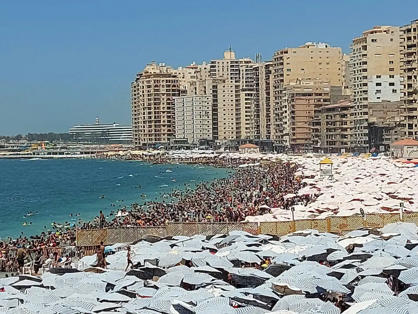 أعلنت الجهات المعنية برصد الحالة الجوية والبحرية عن ظهور ظاهرة ملتم أغسطس على سواحل الإسكندرية، مع اقتراب نهاية الشهر الحالي، وهي ظاهرة بحرية موسمية معتادة يصاحبها نشاط ملحوظ في حركة الرياح، وارتفاع في منسوب الأمواج، واضطراب واضح في حالة البحر، تتفاوت شدته من يوم لآخر ومن منطقة لأخرى على امتداد الشاطئ.