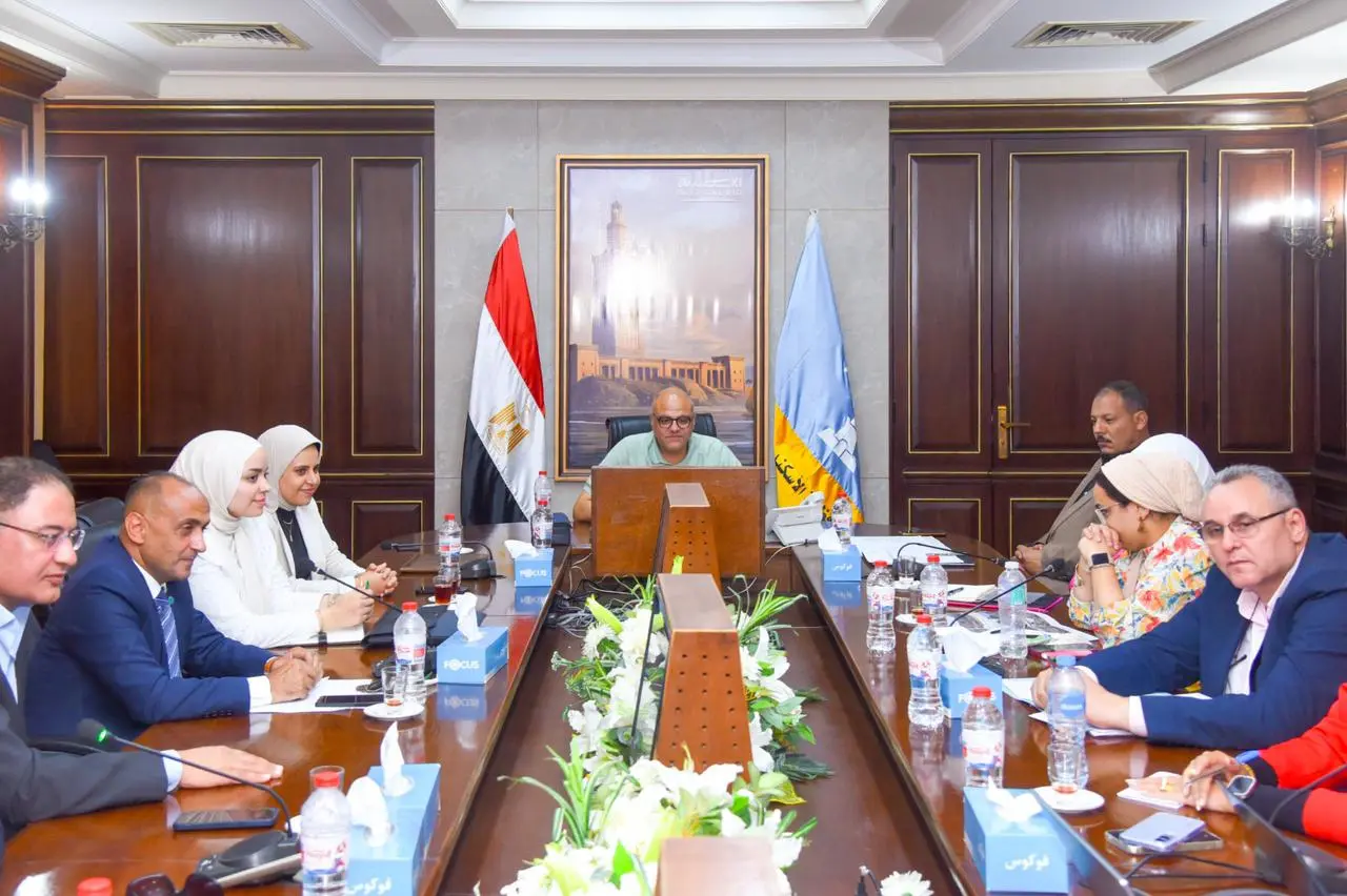 عقد المهندس/ أيمن عطية، محافظ الإسكندرية، اجتماعًا ضم أعضاء اللجنة المشكلة لبحث ودراسة مقترح إعادة تأهيل ورفع كفاءة منطقة طابية كوسا باشا الأثرية بمنطقة أبو قير، وإمكانية استغلالها سياحيًا، بما يعظم الاستفادة من المقومات التاريخية والأثرية التي تزخر بها المنطقة، وذلك بالتزامن مع أعمال التطوير الكبيرة التي تشهدها منطقة أبو قير، تنفيذًا للتوجيهات الرئاسية.