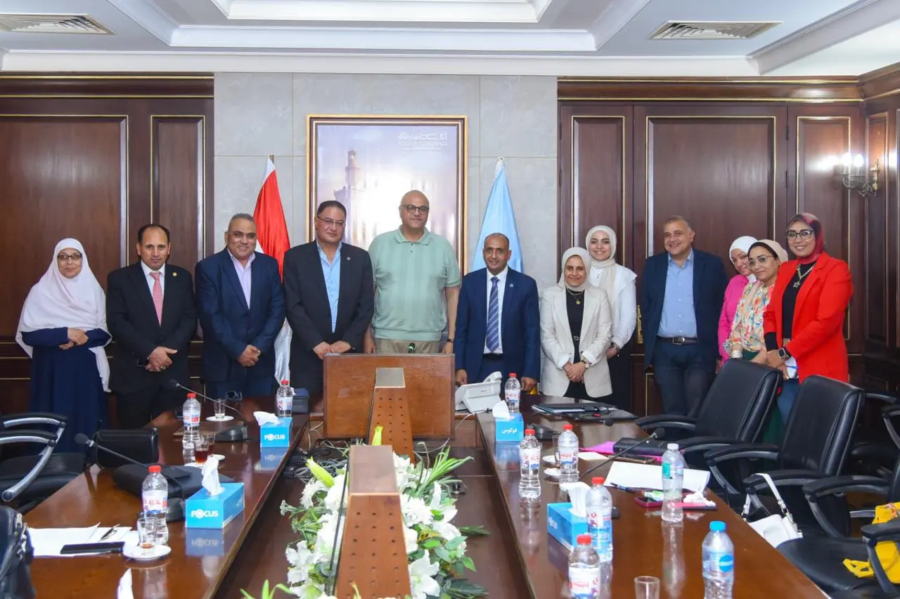 عقد المهندس/ أيمن عطية، محافظ الإسكندرية، اجتماعًا ضم أعضاء اللجنة المشكلة لبحث ودراسة مقترح إعادة تأهيل ورفع كفاءة منطقة طابية كوسا باشا الأثرية بمنطقة أبو قير، وإمكانية استغلالها سياحيًا، بما يعظم الاستفادة من المقومات التاريخية والأثرية التي تزخر بها المنطقة، وذلك بالتزامن مع أعمال التطوير الكبيرة التي تشهدها منطقة أبو قير، تنفيذًا للتوجيهات الرئاسية.