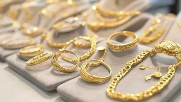 ​شهدت أسواق الصاغة المصرية تراجعاً حاداً في أسعار الذهب مع نهاية تعاملات مساء اليوم السبت 29 أغسطس 2026، حيث تكبد الجنيه الذهب خسائر قوية تراجعت بقيمته بنحو 1120 جنيهاً دفعة واحدة، وسط هبوط تدريجي لجميع الأعيرة الذهبية وتأثر الأسواق المحلية بالتحركات العالمية.