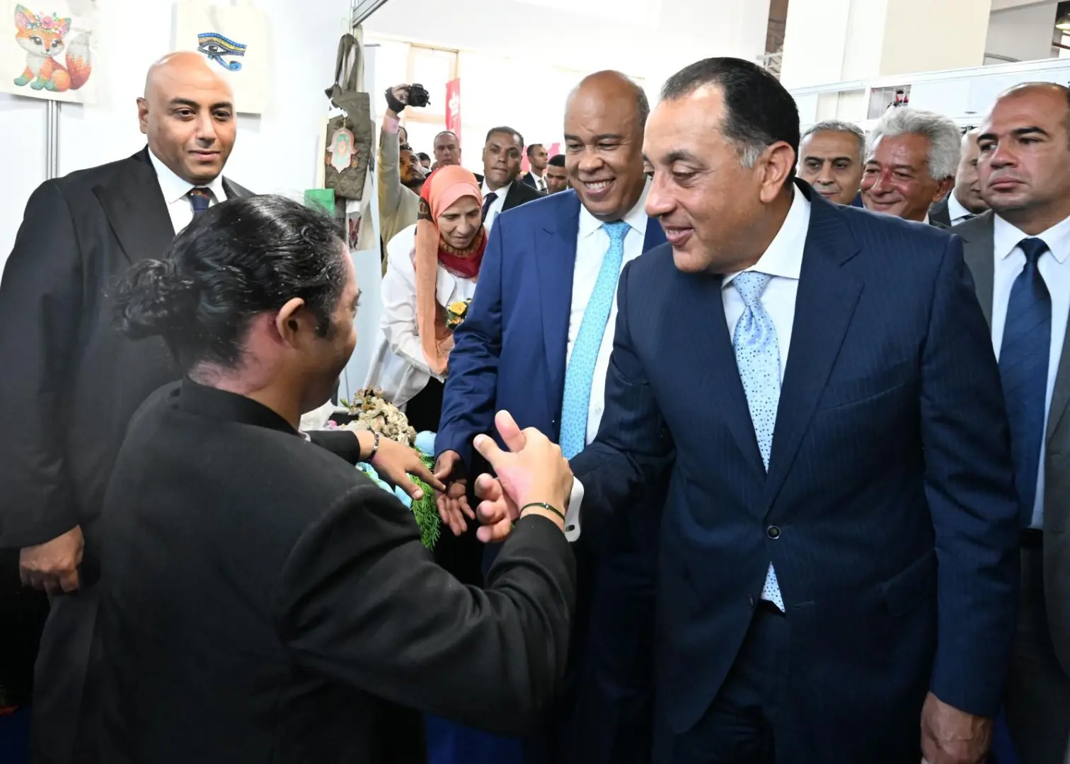 افتتح، صباح اليوم، الدكتور مصطفى مدبولي، رئيس مجلس الوزراء، المعرض الرئيسي لـ "أهلًا مدارس 2026"، المُقام بقاعة جهاز تنمية المشروعات المتوسطة والصغيرة ومتناهية الصغر بأرض المعارض بمدينة نصر، والذي يتزامن مع انطلاق مبادرة وزارة التموين والتجارة الداخلية، بالتعاون مع الاتحاد العام للغرف التجارية؛ لإقامة معارض "أهلًا مدارس 2026" بمختلف المحافظات.
