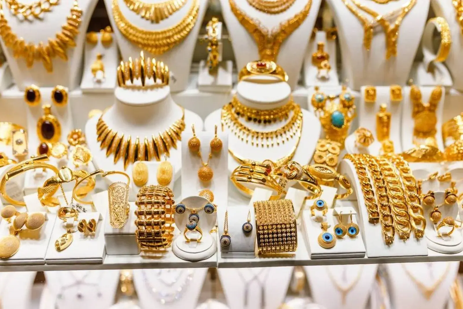 ​واصلت أسعار الذهب اليوم في مصر استحواذها على اهتمام قطاع واسع من المواطنين والمستثمرين، بالتزامن مع التغيرات المتلاحقة في حركة المعدن النفيس بالأسواق المحلية والعالمية. 