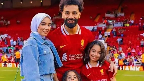 ​تصدّر النجم المصري محمد صلاح، قائد منتخب مصر ولاعب طرابزون سبور التركي، منصات التواصل الاجتماعي ومحركات البحث خلال الساعات الماضية، بعد إعلان استقباله مولوده الجديد "ليل"، لينضم إلى أسرته التي تضم ابنتيه "مكة" و"كيان".