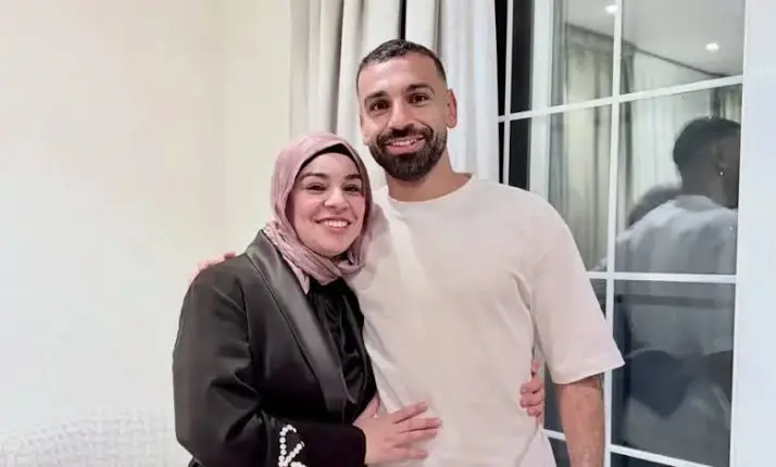 ​تصدّر النجم المصري محمد صلاح، قائد منتخب مصر ولاعب طرابزون سبور التركي، منصات التواصل الاجتماعي ومحركات البحث خلال الساعات الماضية، بعد إعلان استقباله مولوده الجديد "ليل"، لينضم إلى أسرته التي تضم ابنتيه "مكة" و"كيان".