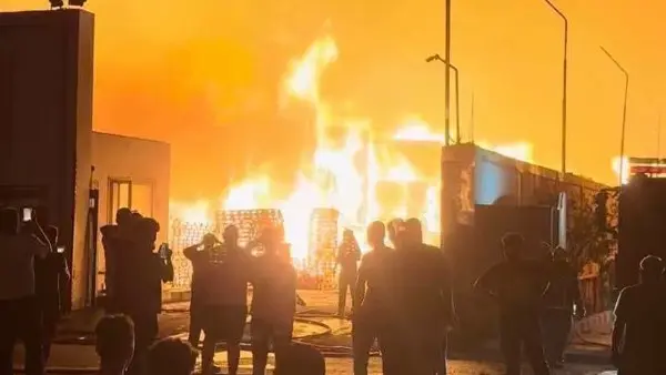 ​شهدت المنطقة الصناعية بمدينة العبور حادثًا ضخمًا إثر اندلاع حريق هائل داخل ساحة تخزين رولات الكرتون التابعة لأحد المصانع الكبرى. وتلقّت غرفة أزمات المحافظة بلاغًا عاجلًا بنشوب النيران، مما استدعى تحركًا فوريًا من جميع الأجهزة التنفيذية والأمنية لمواجهة الموقف وإخماد النيران قبل اتساع رقعتها.
