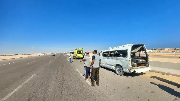 أُصيب 23 شخصًا بجروح وكدمات متفرقة، اليوم الأحد، جراء حادث انقلاب سيارة «ميني باص» على طريق «مطروح - الإسكندرية» الساحلي عند الكيلو 63 بنطاق مدينة العلمين، مما أسفر عن إرباك حركة المرور جزئيًا قبل السيطرة على الموقف.