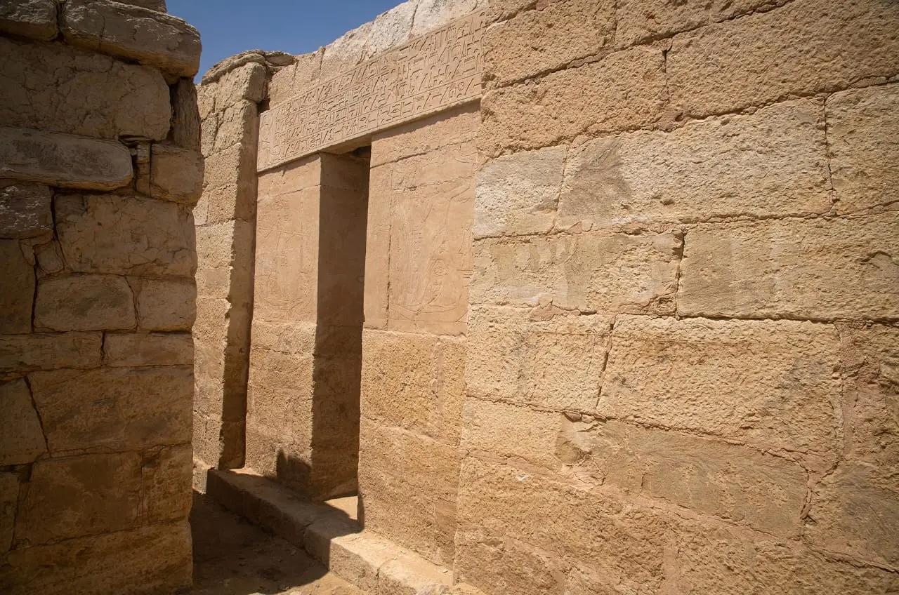 كشفت البعثة الأثرية الإسبانية المصرية المشتركة، العاملة بمنطقة آثار سقارة، عن مقبرة أثرية تعود إلى أواخر عصر الأسرة الخامسة، وتحديداً في عهد الملك «جد كارع إيسسي»، وذلك خلال أعمال موسم حفائر البعثة لعام 2026 بالمنطقة المعروفة باسم «جبانة مارييت» شمال سقارة.