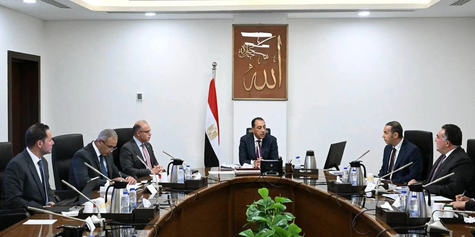 رئيس الوزراء يستعرض مقترحات تطوير أداء البورصة المصرية