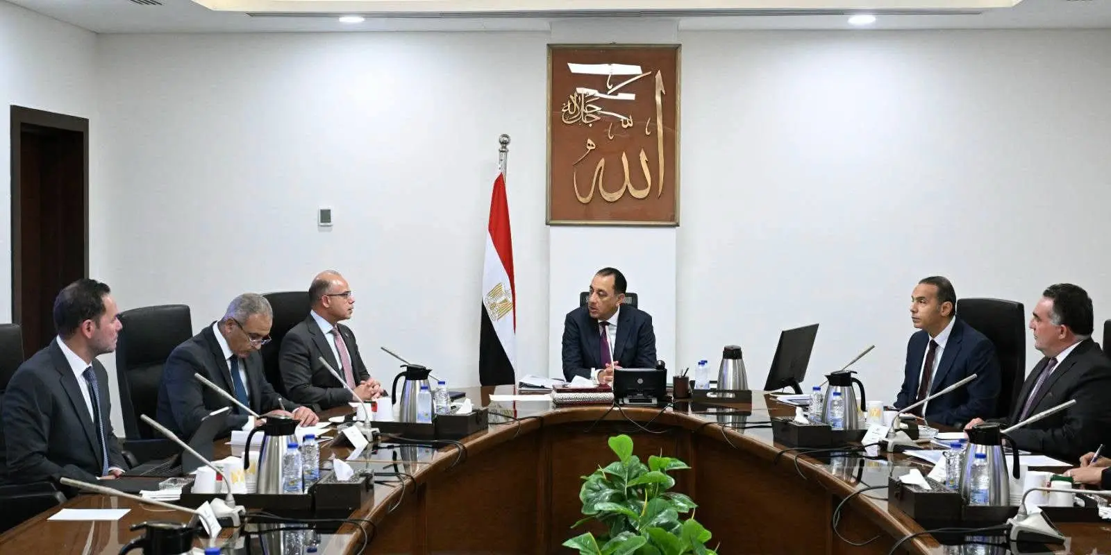رئيس الوزراء يستعرض مقترحات تطوير أداء البورصة المصرية