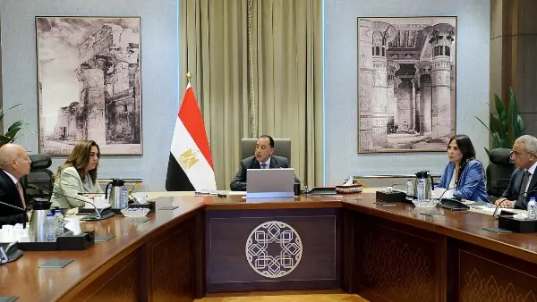 مدبولي يكلف بالبدء بتشجير الطريق الدائري وعدد من المحاور والطرق الرئيسية والاستعانة بالاستشاريين المتخصصين