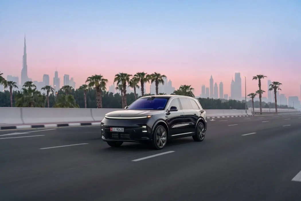 ​أعلنت شركة "لي أوتو" (Li Auto) الصينية الرائدة في صناعة السيارات الذكية عن أحدث طرازاتها العائلية، سيارة "لي أوتو L9" الجديدة كلياً، والتي تنتمي إلى فئة السيارات الرياضية متعددة الاستخدامات (SUV). وتأتي السيارة بتصميم عصري جذاب وتقنيات متطورة تعزز حضور العلامة التجارية في سوق الشرق الأوسط، وتلبي تطلعات محبي السيارات العائلية الفاخرة.