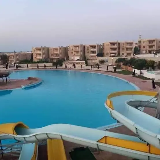 ملف استقصائي | اقتصاد الساحل الشمالي في مصر.. كيف تُدار المليارات خلف أسوار منتجعات الصيف؟ (4- 4)