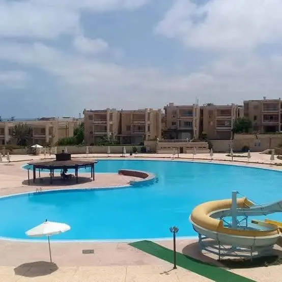 ملف استقصائي | اقتصاد الساحل الشمالي في مصر.. كيف تُدار المليارات خلف أسوار منتجعات الصيف؟ (4- 4)